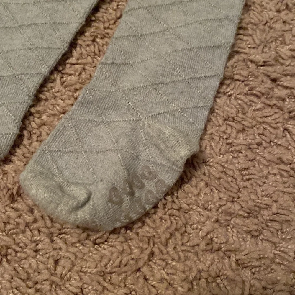 12-24M children’s place gray knit tights diamond pattern hearts on foot